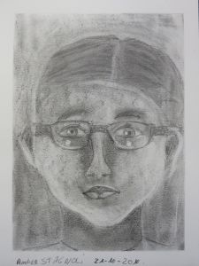 Autoportrait de fillette au crayon à papier