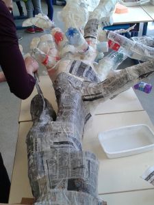 Le tronc de l'arbre en papier mâché