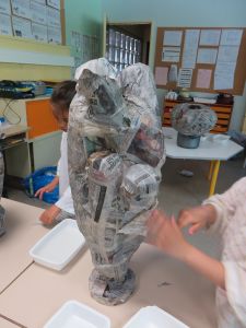 Recouvrir les bouteilles de papier mâché