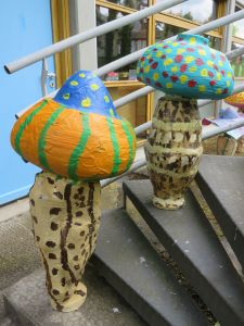 Deux champignons géants dans un escalier