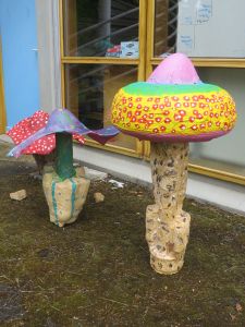 Champignons géants en papier mâché