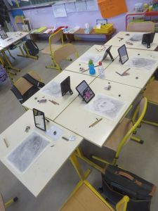 Salle de classe pendant une séance de dessin