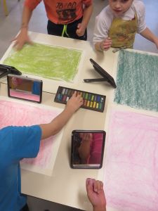 Dessiner avec des pastels à l'école