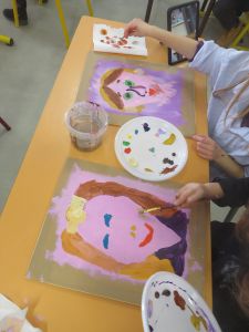 Séance d'arts plastiques en classe de CP