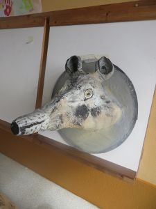 Loup en objets de récupération et papier mâché