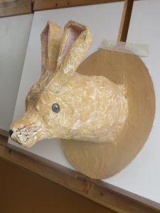 Tête de lapin en papier mâché