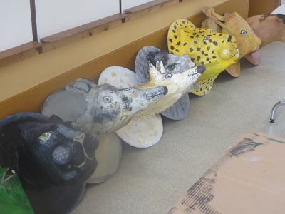 Trophés en papier mâché et objets de récupération