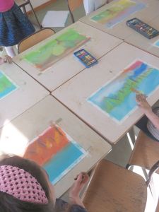 Séance de dessin à l'école élémentaire