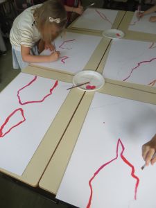 Les enfants soulignent le dessin d'un trait rouge
