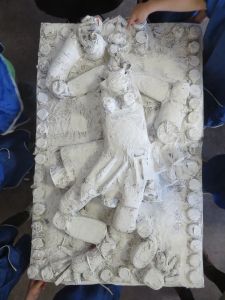 Bas-relief en papier mâché