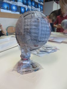 Ballon enduit de papier mâché