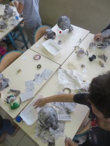 Atelier papier mâché en classe