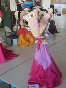 Marionnette au costume rose