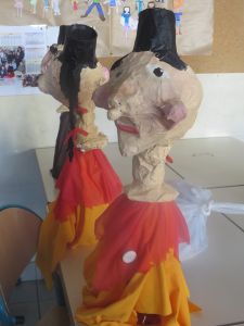 Marionnettes de Guignol en objets de récupération et papier mâché