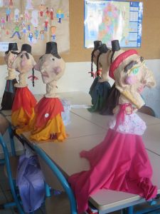 Marionnettes en objets de récupération et papier mâché