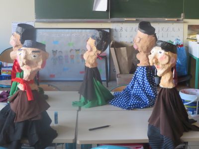 Marionnettes de Guignol en papier mâché réalisées par les enfants