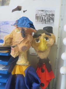 Têtes en papier mâché