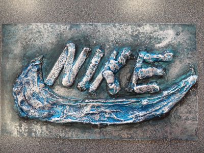 Le logo NIKE interprété en plâtre ciré