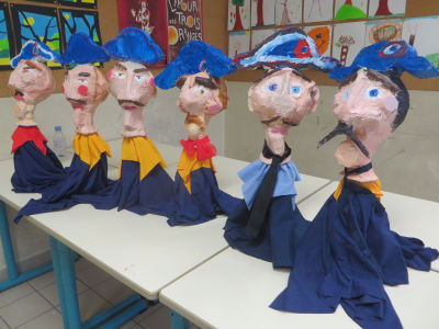 Marionnettes de gendarmes en papier mâché