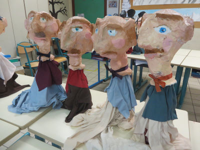 Marionnettes en papier mâché et objets destinés au recyclage