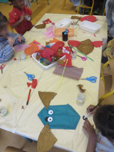 Enfants de maternelle qui travaillent