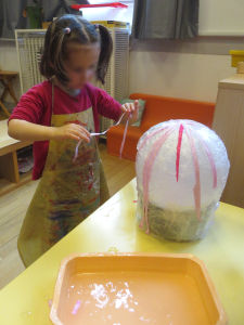 Séance d'arts plastiques à la maternelle