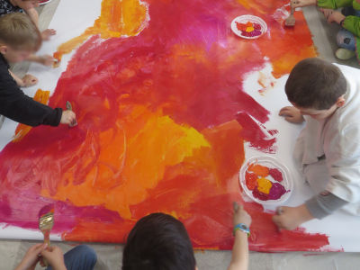 Peinture collective dans une classe de CP