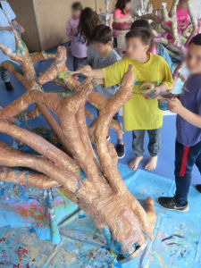 Décorer l'arbre avec des encres de couleur