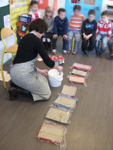 Les enfants observent le coulage du plâtre