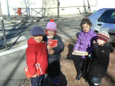 Les enfants sont prêts pour le récolte