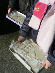 Plaque d'argile dans un couvercle à chaussures