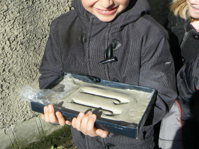 Enfant avec sa plaque d'argile