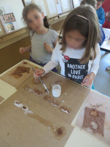 Séance d'arts plastiques dans une classe de CP