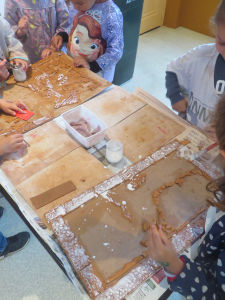 Réalisation d'un tableau en argile avec les enfants