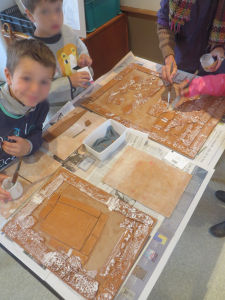 Les enfants créent leur tableau