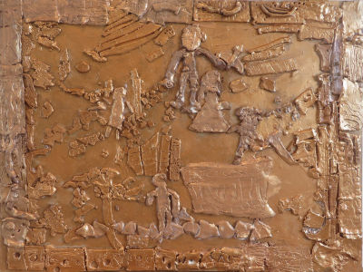 Bas-relief en argile avant la peinture