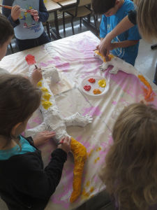 Séance d'arts visuels dans une classe de CP