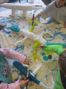 Séance peinture avec les enfants