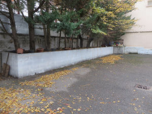 Le mur de la cour de l'école maternelle