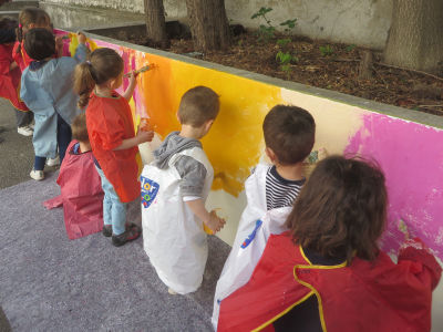 Peindre directement sur le mur de la cour de l'école