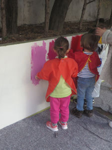 Les enfants peignent directement sur le mur