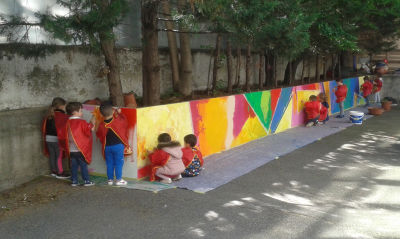 Le mur de 15m de long est peint en classe entière