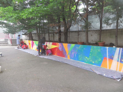 Fresque dans la cours de l'école Immaculée Conception à Villeurbanne