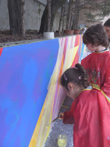 Les enfants peignent entre les bandes de scotch