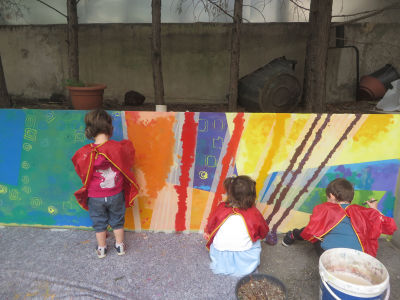 Des enfants réalisent une fresque dans leur école