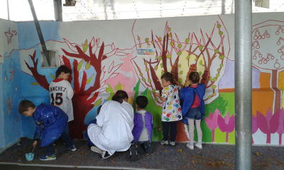 Les enfants d'une classe de CP réalisent une fresque