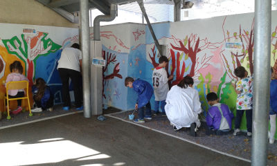 Création d'un mur peint à l'école avec les enfants