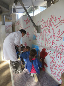 Chaque adulte accompagne un petit groupe d'enfants