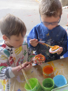 Séance de peinture à l'école