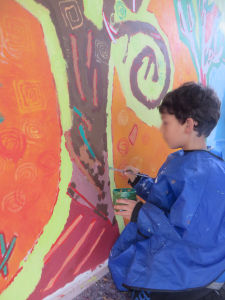 Peindre directement sur le mur de l'école